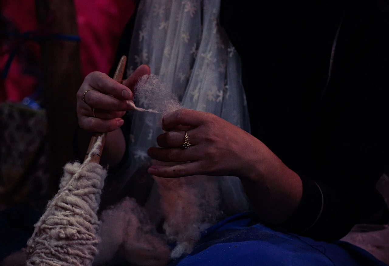 Tissage de la laine dans un atelier au Maroc