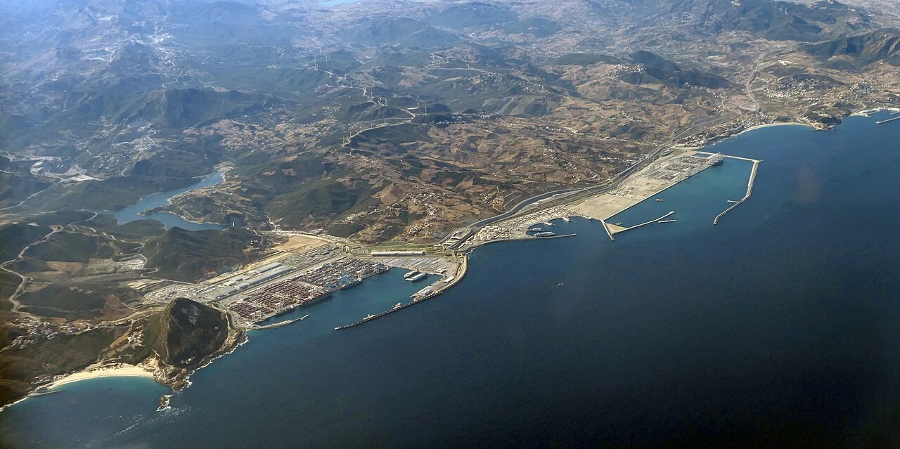 Vue aérienne du port Tanger Med et du littoral du Nord