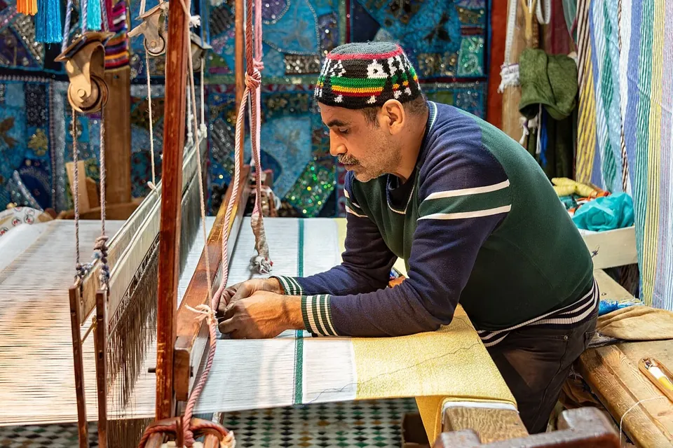 Artisan au métier à tisser à Fès